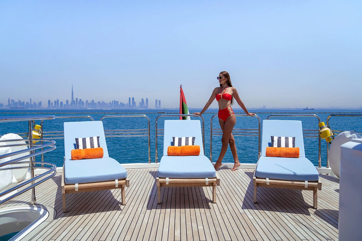Аренда моторной яхты Sunseeker 90 Notorious в Дубае ОАЭ